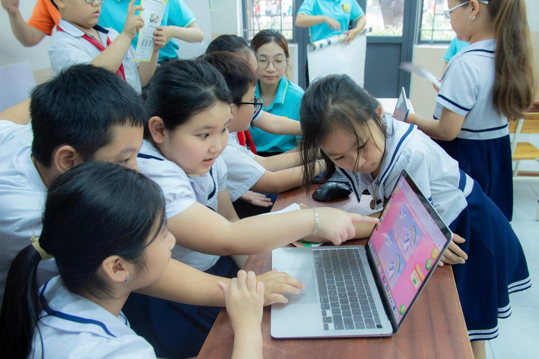 Bé nhận huy chương