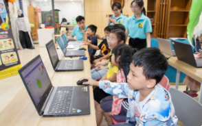 Phụ huynh và bé học Beekids