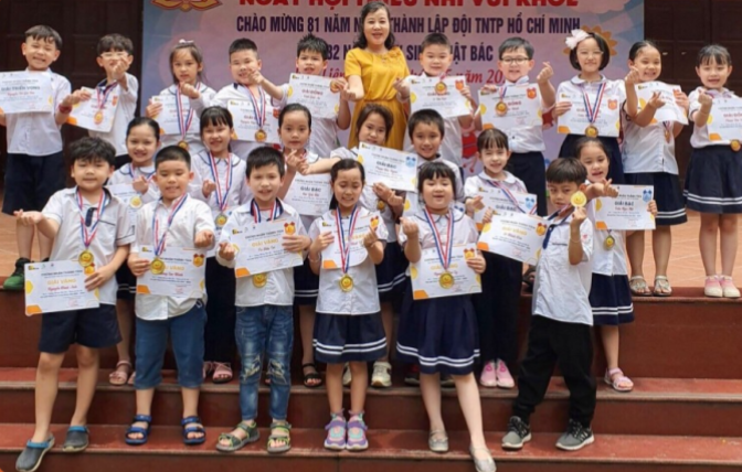 Bé nhận huy chương